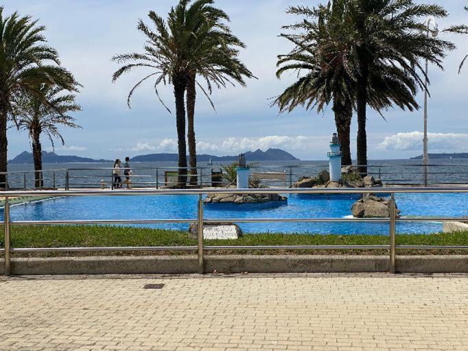 Samil primera línea de playa Vigo Exterior foto