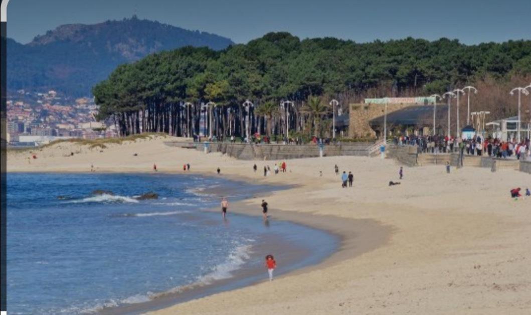 Samil primera línea de playa Vigo Exterior foto