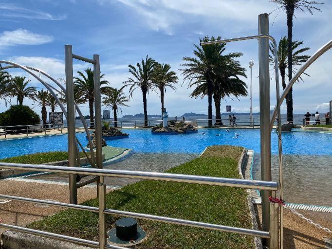 Samil primera línea de playa Vigo Exterior foto